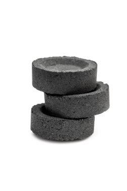 Beyaz arkaplanda nargile için kömür yığını.