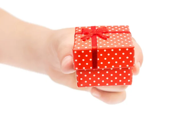 Ręka Dziecka Trzymająca Czerwone Pudełko Zamknij Się Odizolowane Biało — Zdjęcie stockowe