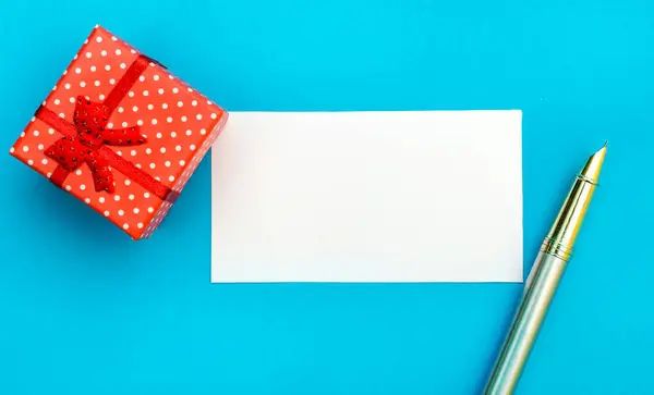 Cartão Branco Com Caixa Presente Caneta Azul Conceito Férias Vista — Fotografia de Stock