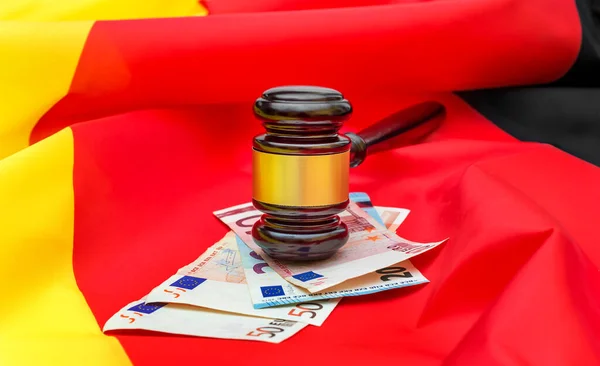 Gavel Alman bayrağında euro banknotlarıyla. 