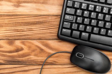 Tahta arka planda bilgisayar faresi ve klavye. Üst Manzara. Metin için boşluk.