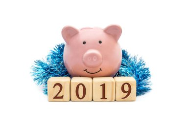 2019 numaralı tahta küpler, beyaz arka planda domuz ve süslemeler. Yeni yıl 2019 konsepti.