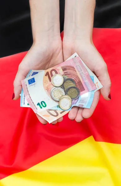 Manos Mujer Sosteniendo Billetes Monedas Euros Sobre Bandera Alemana — Foto de Stock