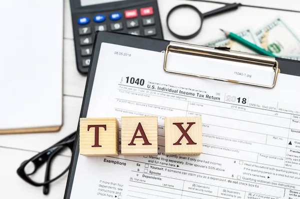 Palavra Tax Cubos Madeira Área Transferência Com Formulário Imposto Sobre — Fotografia de Stock