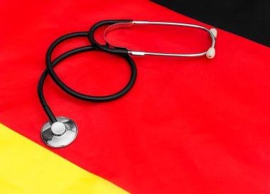 Alman bayrağında steteskop. Tıbbi konsept. Üst görünüm.