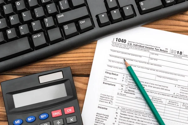 Steuerformular 1040 Mit Tastatur Und Taschenrechner Auf Dem Tisch Ansicht — Stockfoto
