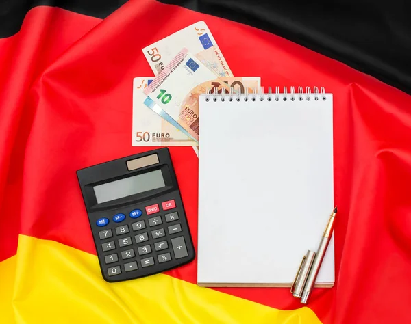Prázdný Notepad Kalkulačkou Penězi Německé Vlajce Horní Pohled Mezera Pro — Stock fotografie