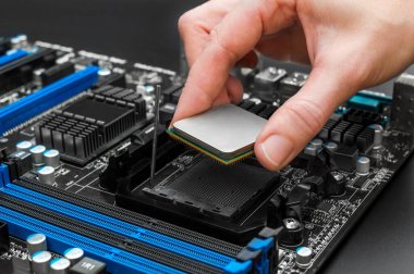 El, bilgisayar işlemcisini ana karta yerleştirir..