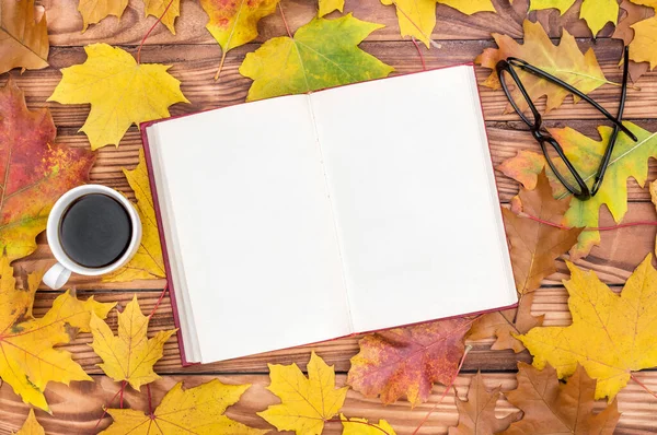 Ouvert Livre Blanc Avec Tasse Café Lunettes Sur Table Avec — Photo