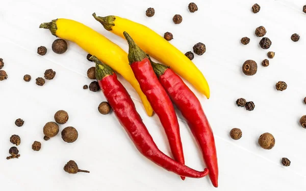 Pequenos Pimentos Ervilhas Pimenta Mesa Madeira Branca Vista Superior — Fotografia de Stock