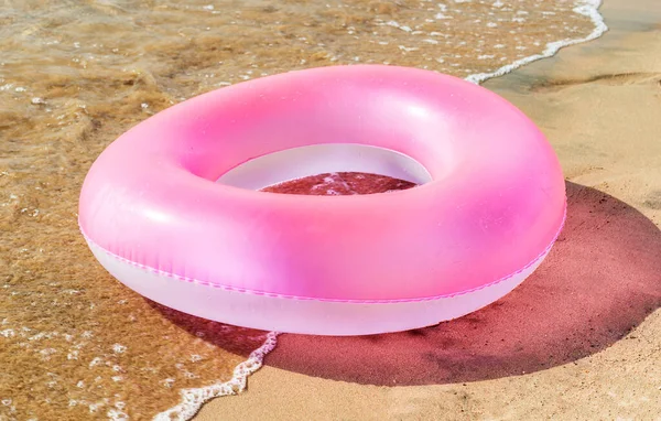 Roze Cirkel Zweven Zee Kust — Stockfoto