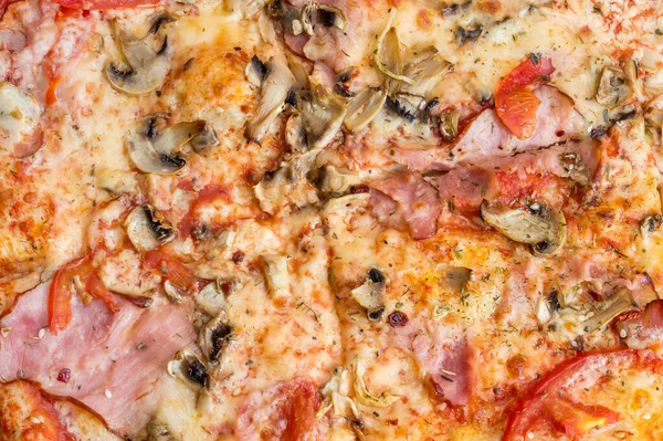 Yemek arkaplanı olarak pizza kestim. Üst görünüm.