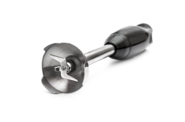 Beyaz arkaplanda el blenderi.