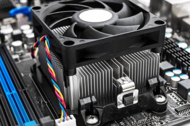 Ana kartta işlemci fan var. Kapat..