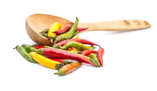 Diferentes Pequeños Pimientos Coloridos Dispersos Cuchara Madera Blanco — Foto de Stock