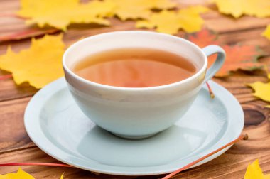 Sonbahar yapraklı bir fincan çay.. 