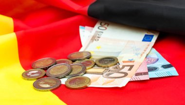 Alman bayrağında bozuk para olan Euro faturaları. 