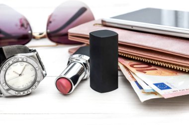 Beyaz ahşap masada kadın aksesuarları.. 