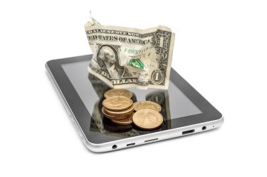 PC tabletine buruşmuş bir dolarlık bozuk paralar. Beyazda izole edilmiş.