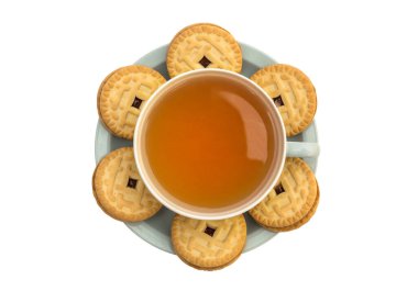Çay fincanı ve çay tabağında sandviç kurabiyesi. Beyazda izole edilmiş. Üst görünüm.