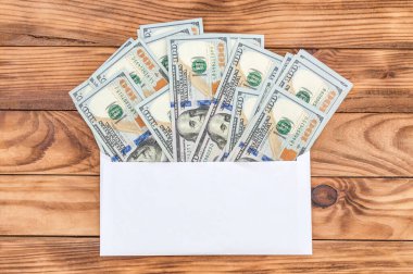 Zarfta para var. Üst görünüm.