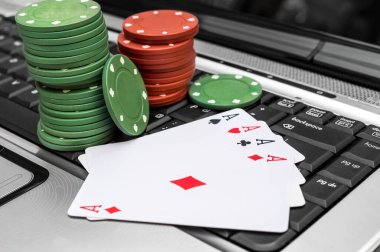 Klavyede poker fişleri ile kağıt oynamak. Çevrimiçi kumarhane.