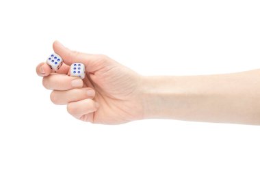 Bir kadının el ele tutuşup zar atıyor. Beyazda izole edilmiş.