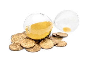 Üzerinde beyaz paralar olan kum saati..