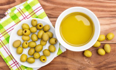 Zeytinyağlı kase ve masada zeytinli çay tabağı. Üst görünüm.