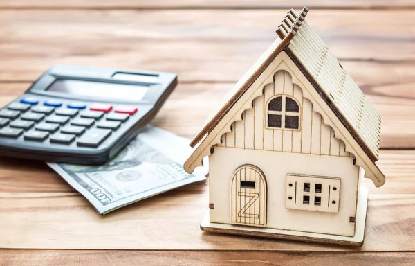 Modelo Casa Com Calculadora Dinheiro Mesa — Fotografia de Stock