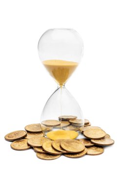 Üzerinde beyaz paralar olan kum saati..