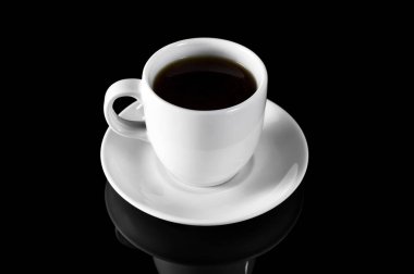 Siyah yansıtıcı arka planda bir fincan kahve..