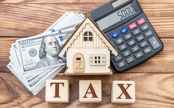 Pagar Impostos Sobre Imóveis Modelo Casa Com Imposto Palavra Calculadora — Fotografia de Stock