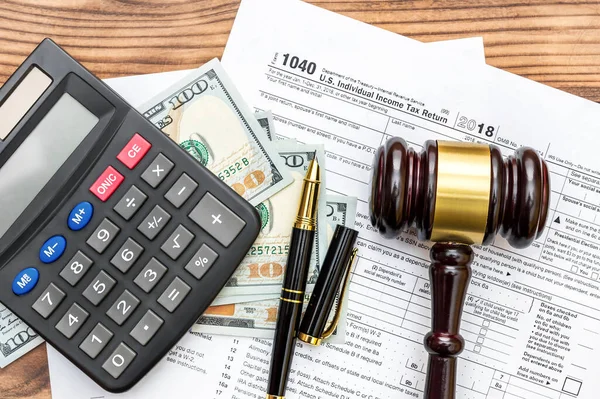 Gavel Mit Taschenrechner Und Geld Auf Steuerformular Ansicht Von Oben — Stockfoto