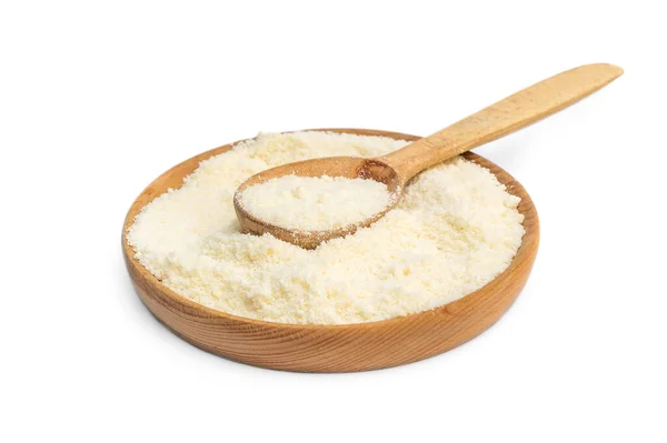 Tahta kaşık ile ahşap tabak ve beyaz üzerine rendelenmiş parmesan.
