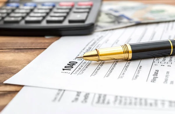 Formulario Impuestos Con Bolígrafo Calculadora Dinero Escritorio Cerca — Foto de Stock