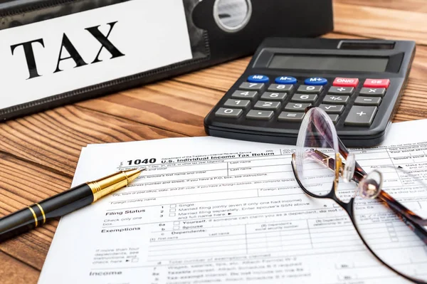 Steuerformular Mit Taschenrechner Brille Und Aktenordner Auf Dem Schreibtisch — Stockfoto
