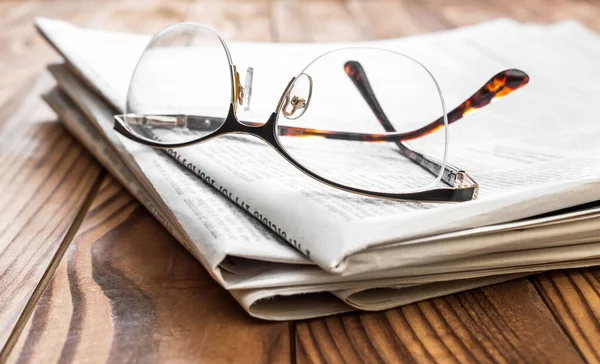 Eyeglasses Newspapers Table — Stock fotografie