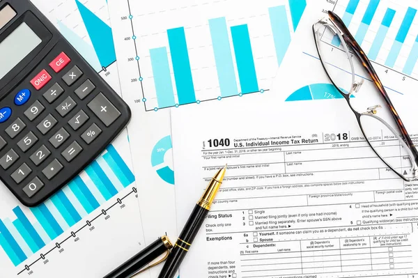 Steuerformular Mit Stift Taschenrechner Und Brille Auf Finanzdiagrammen Ansicht Von — Stockfoto