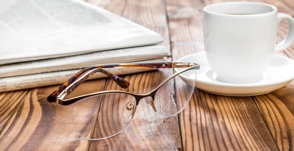 Gözlüklü Gazeteli Masada Bir Fincan Kahve — Stok fotoğraf