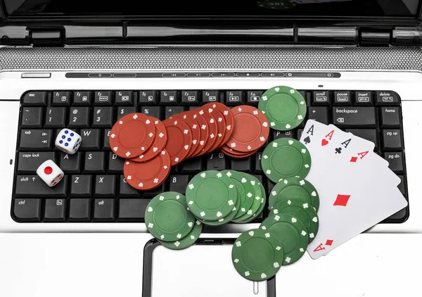 Poker Fişleri Dizüstü Bilgisayarla Kumar Oynamak Çevrimiçi Kumarhane — Stok fotoğraf