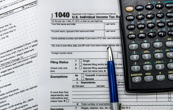 Modulo fiscale USA 1040 con penna e calcolatrice . — Foto Stock