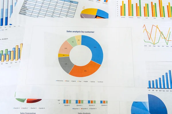 Informes de negocios basados en gráficos y gráficos —  Fotos de Stock