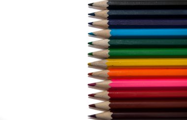 Beyaz arkaplanda renkli kalemler