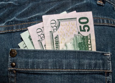 Arka pantolonun cebinde Amerikan doları var.