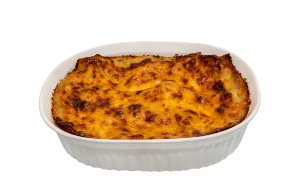 Lasagne i ugnsform på vit bakgrund — Stockfoto