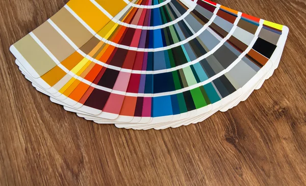 Paleta de cores sobre fundo de madeira — Fotografia de Stock