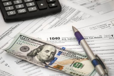 Form kalemle, calculatorand yüz dolar vergi.