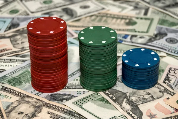 扑克筹码，背景为美元 — 图库照片