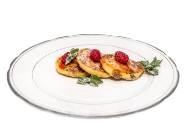 Ahududu üzerinde beyaz ba izole bir plaka ile peynirli börek